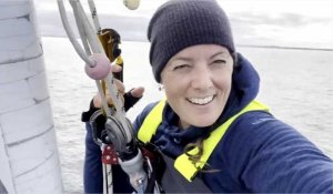 Julia Virat (Up Sailing pour la planète) grimpe en haut du mât