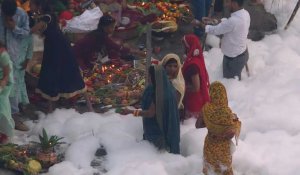 Inde: des centaines de fidèles prient dans de la mousse toxique