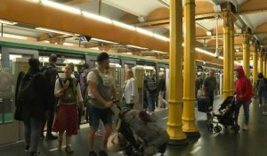 Covid: A Paris, des usagers du métro tombent le masque