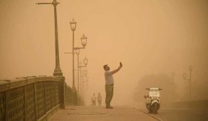 Un épais manteau de poussière recouvre la capitale irakienne