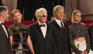 Cannes: l'équipe du film de Cronenberg "Les Crimes du futur" sur le tapis rouge