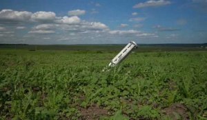 Le tracteur zigzague entre les obus : semailles dans les champs d'Ukraine au nord de Kharkiv