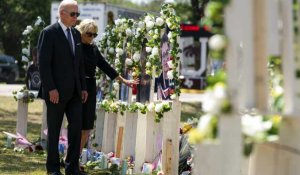 Texas : Joe Biden se recueille sur les lieux de la tuerie