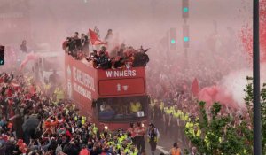 Football: les joueurs de Liverpool salués par les supporters malgré la défaite
