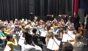 A Saint-Quentin, les enfants de l'orchestre Demos se préparent avant un grand concert