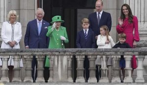 En clôture de son jubilé, la reine Elizabeth II fait une apparition surprise au balcon de Buckingham