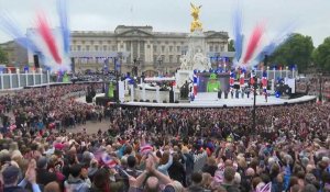 Jubilé: la foule acclame la reine Elizabeth de retour sur le balcon du palais de Buckingham