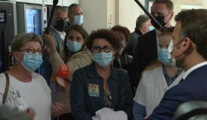 Soins d'urgences engorgés: Macron arrive au Centre hospitalier de Cherbourg