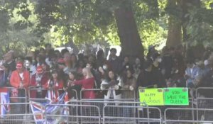 Jubilé de la reine : devant Buckingham, des spectateurs attendent le début des festivités