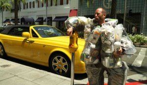 A Los Angeles, il s'habille avec ses déchets pour lutter contre la surconsommation