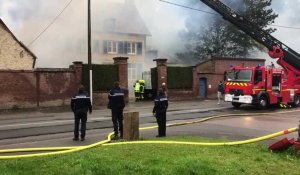 Esquerdes : les pompiers luttent contre les flammes d’un impressionnant feu d’habitation à Esquerdes