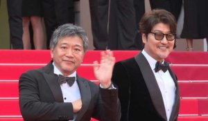 Cannes : l'équipe de 'Broker' du Japonais Kore-eda sur le tapis rouge
