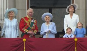 Jubilé: la famille royale au balcon de Buckingham Palace pendant le défilé aérien