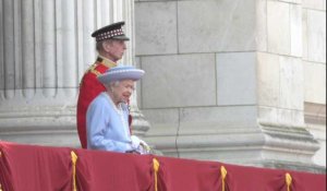 La reine Elizabeth apparaît au balcon de Buckingham pour marquer son jubilé
