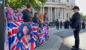 Jubilé de la reine Elizabeth II : le public attend l'arrivée de la famille royale à Saint-Paul