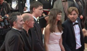 Cannes: l'équipe de "Triangle of sadness" du réalisateur suédois Ruben Ostlund sur le tapis rouge