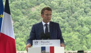 Polémique sur la police: Macron dit "ne pas accepter" qu'on "insulte" les forces de l'ordre