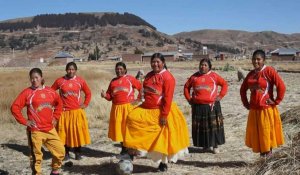 Pérou: des femmes laissent l'agriculture pour s'entraîner au foot