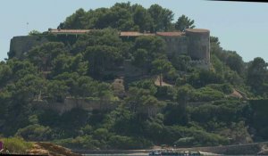 Emmanuel Macron entame une pause estivale "studieuse" au fort de Brégançon