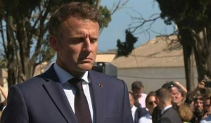 Macron visite le cimetière européen d'Alger