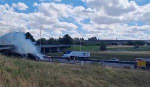 Lille : la cargaison de paille d'un camion prend feu sur l'A25