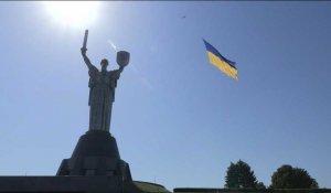 Drapeaux de l’Ukraine hissés au-dessus de Kiev pour célébrer le Jour de l’indépendance