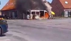 Un véhicule en feu à Volckerinckhove