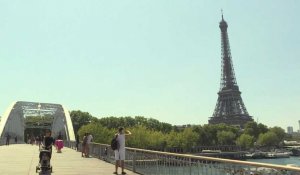 Canicule: les Parisiens et les touristes traversent la Seine sous un soleil de pomb