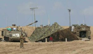 Une batterie d'artillerie israélienne déployée près de la frontière entre Israël et Gaza