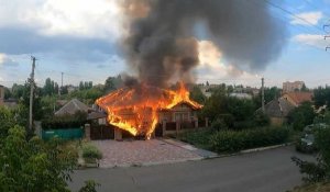 Ukraine : une maison en feu après un bombardement russe dans l'est du pays