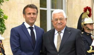 Emmanuel Macron reçoit le président palestinien Mahmoud Abbas à l'Élysée