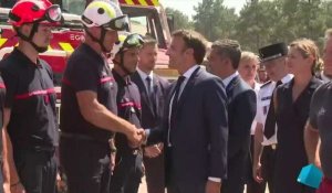 Incendies en Gironde : Emmanuel Macron à la rencontre des pompiers