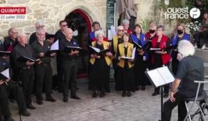 VIDEO. À Quimper, la chorale Kanerien Sant Meryn fait résonner la rue Treuz