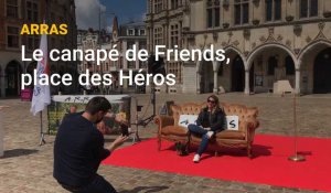 Friends The Reunion : le canapé de la série Friends sur la place des Héros à Arras