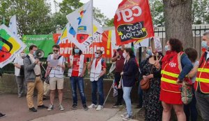 Calais : les AESH, assistants pour enfants handicapés, en grève