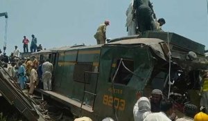 Des bulldozers sur le site de l'accident ferroviaire meurtrier au Pakistan (2)