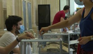 Régionales: derniers votes avant la fermeture des bureaux à Marseille