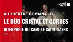 Au théâtre de Saint-Lô, le duo Cristal & Cordes interprètent du Saint-Saens.