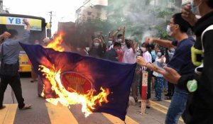 Birmanie: des manifestants brûlent le drapeau de l'ASEAN avant le procès de Suu Kyi