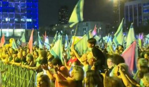 Des milliers de personnes fêtent le départ du pouvoir de Netanyahu à Tel-Aviv
