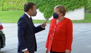 Angela Merkel et Emmanuel Macron appellent à la vigilance face au Covid