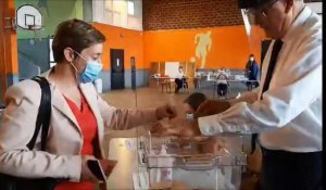 Isabelle Levent vote à Houdain