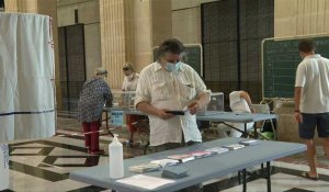 Régionales: images d'un bureau de vote à Marseille