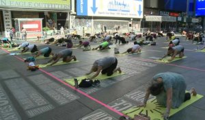 Séance de yoga à Times Square pour célébrer le solstice d'été
