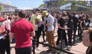 Les fans arrivent au concert-test d'Indochine à Paris