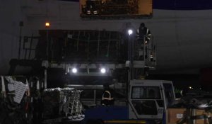 Arrivée à l'aéroport de Kiev de matériel militaire fourni par Washington