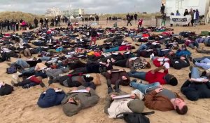 Calais : die-in pour la marche contre les « politiques meurtrières » à la frontière