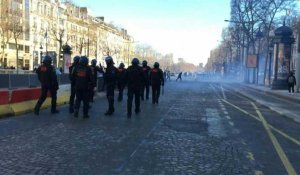 Convois anti-pass à Paris: lacrymogènes contre des manifestants sur les Champs-Elysées