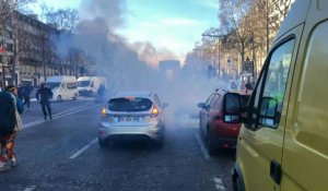 Convois anti-pass: lacrymogènes contre des manifestants sur les Champs-Elysées (3)