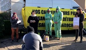 Manifestation de plusieurs associations de défense de l’environnement et de la santé, et d’agriculteurs, devant le siège de Bayer-Monsanto à Loos